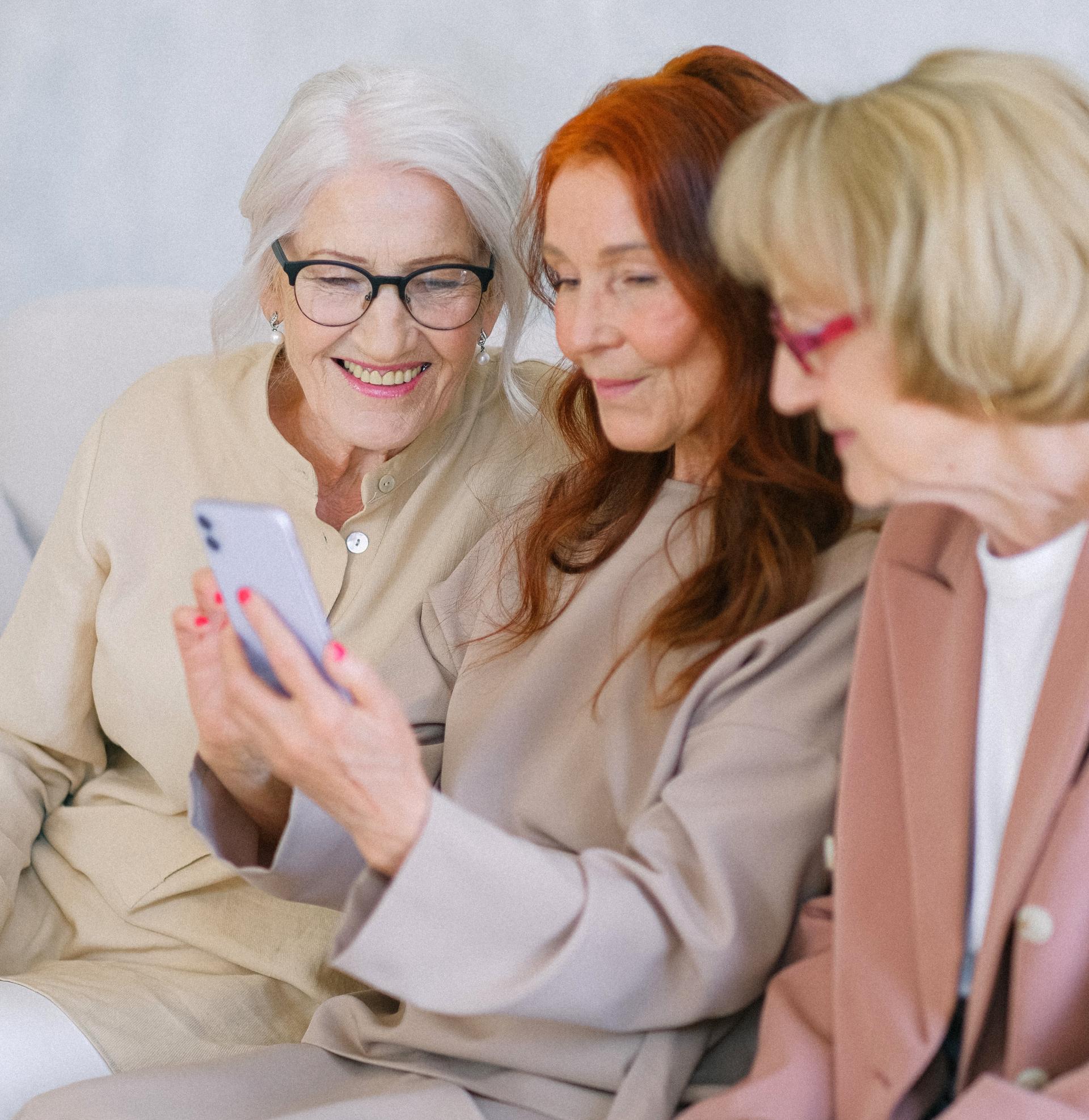 Ältere Frauen und Handy